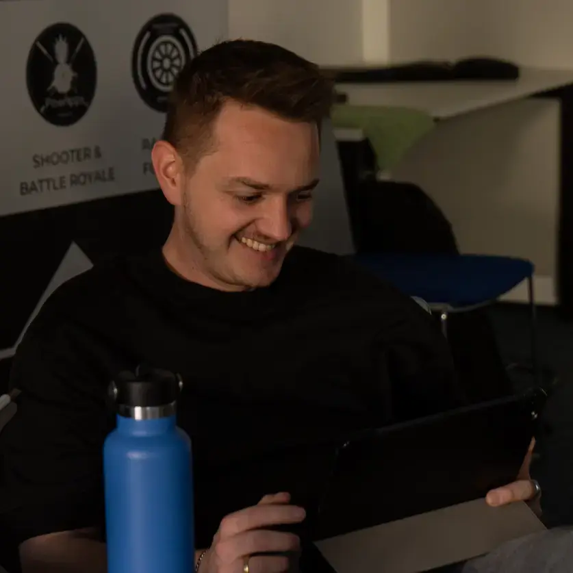 Dominik analysiert an seinem Tablet